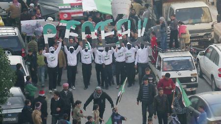 Demonstranten protestieren gegen Präsident Assad in den Straßen von Adlb.