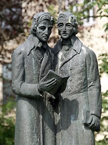 Das Denkmal der Brüder Wilhelm (l) und Jacob Grimm auf dem Brüder-Grimm-Platz in Kassel.
