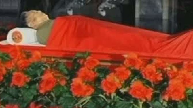 Nicht nur mit Blumen, sondern auch mit Auszeichnungen geschmückt: Kim Jong Il.