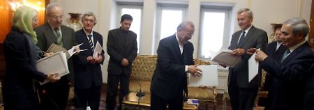 Neue Vorschläge: Irans Außenminister Mottaki teilt  die Stellungnahme seiner Regierung zu den Atomgesprächen westlichen Diplomaten mit.