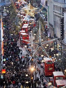 Die Briten sind derzeit im Vorweihnachsstress: Trubel in der Londoner Oxford Street.