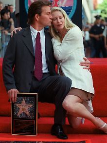 1997 freute sich Swayze mit seiner Ehefrau über den Stern auf dem Walk of Fame.