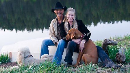 Mai 2009: Eines der letzten Fotos von Patrick Swayze und Lisa Niemi mit ihren Hunden auf ihrer Ranch in New Mexico.