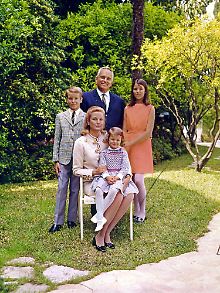 Familienfoto (undatiert):  Rainier und Grace mit den Kindern Caroline (r), Stephanie und Albert (l).