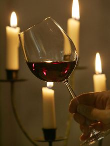 Stimmungsvoll, aber nichts für jeden Abend: das berühmte Glas Rotwein.