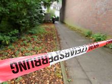 Ein Absperrband der Polizei kennzeichnet den Ort, an dem das Mädchen in dem Schacht gefunden wurde.