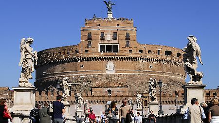 Blick über die Engelsbrücke (Ponte Sant' Angelo) mit den von Bernini und seinen Schülern geschaffenen Engelsfiguren auf die alten Gemäuer der Engelsburg im Hintergrund (Castel Sant' Angelo oder Mausoleo di Adriano.