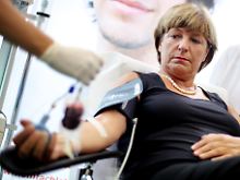 Ulla Schmidt im August beim Blutspenden.