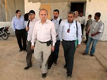 Der Südafrikaner Richard Goldstone (M.) am 3. Juni nach dem Besuch eines zerstörten Wohnhauses in Gaza-Stadt.