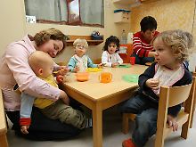 Kinderkrippenkinder beim Essen.