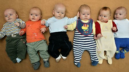 Das Krabbelalter beginnt, wenn sich die Kleinkinder auf Händen und Knien fortbewegen.