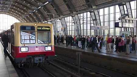 Die Züge sind voll, die Stimmung gereizt - das Versagen bei der S-Bahn ist beispiellos.
