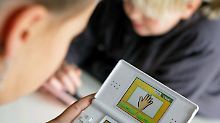 Mit Nintendos DS können Kinder fast überall spielen - das kann zum Problem werden.