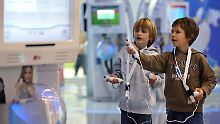 Mit der Wii können Freunde oder die Familie zusammen spielen. Sport-Programme sorgen für Bewegung.