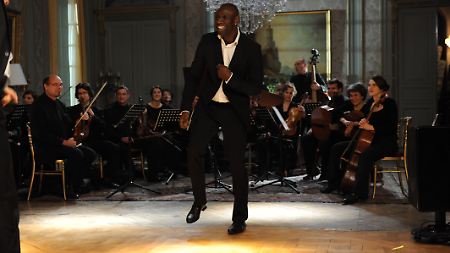 Mit Klassik hat er es nicht so - Driss tanzt für Philippe an dessen Geburtstag zu Earth, Wind and Fire.