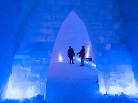 Im Inneren der beleuchteten Schneekirche.
