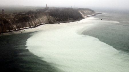 Das kreideweiß gefärbte Wasser zieht aufs offene Meer hinaus.