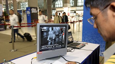 Mit Wärmescannern, wie hier auf dem Bangkoker Flughafen, wird gezielt nach fiebrigen Menschen gesucht.