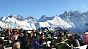 Wintersportler genießen auf der Panoramaterasse des Fellhorns bei Oberstdorf den Sonnenschein.