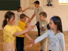 In einem Selbstverteidigungskurs lernen Kinder, sich selbstsicher zu behaupten.