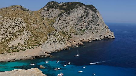 Kleine Schiffe in einer Bucht in der Nähe des Cap de Formentor.