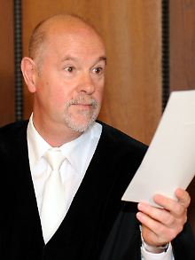 Der Vorsitzende Richter Lothar Beckers unterbricht nach dem Befangenheitsantrag der Verteidigung die Sitzung.