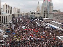 In Russland demonstrieren Kommunisten, Demokraten und Monarchisten gegen die Wahlfälschungen.