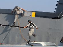 Übung an vergleichsweise leichter Schiffswand: Spezialkräfte der iranischen Marine traineren das Entern nach Piratenart.