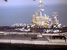 Unverkennbar die "Stennis": Die Striche am oberen Bildrand könnten möglicherweise die in der Aufnahme verzerrten Rotorblätter eines iranischen Aufklärungshubschraubers sein.