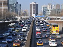 Straßenverkehr in Peking.