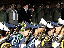 Höchste politische Instanz des Iran: Der "Oberste Führer der Islamischen Revolution", Ayatollah Seyed Ali Khamene’i (mit Stock und schwarzer Robe, 3.v.l.). Links neben ihm: Mohammad Ali Jafari, Kommandeur der Republikanischen Garden. Rechts: Armeechef Ataollah Salehi.