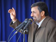 Vom Volk gewählt und vom "Revolutionsführer" bestätigt: Staatspräsident Mahmud Ahmadinedschad kümmert sich im Iran um die Regierungsgeschäfte.