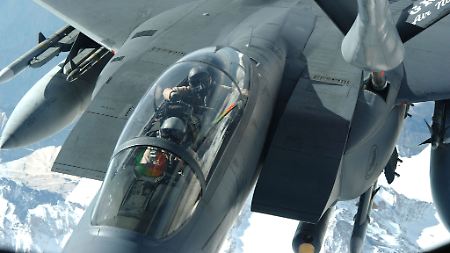 Ein waffenstarrendes Ungetüm: Eine F-15 E beim Tanken in der Luft.