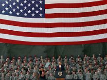 14. Dezember: US-Präsident Barack Obama spricht in Fort Bragg in North Carolina. Bisher ist für die aus dem Irak heimkehrenden Truppen keine große Parade geplant - wie etwa nach dem Zweiten Weltkrieg oder dem ersten Golfkrieg.
