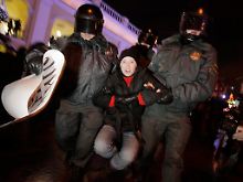 Polizisten führen eine Demonstrantin in St. Petersburg ab.