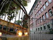 Zeichen der Trauer stehen vor der Schule.
