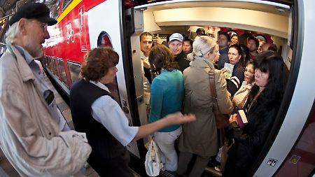 Wenn nur noch ein Viertel der Züge auf den Schienen ist, sind diese übervoll - die Stimmung bei Fahrgästen und Personal ist gereizt.