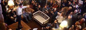 In sogenannten "town hall"-Versammlungen versuchen die Kandidaten, die Anhänger ihrer Partei zu überzeugen.