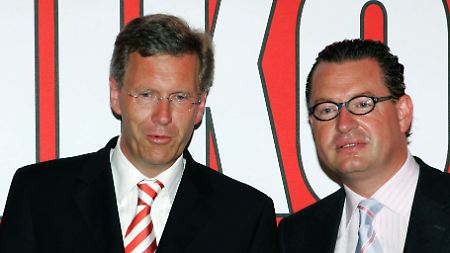 Wulff, damals noch Ministerpräsident von Niedersachsen, und "Bild"-Chefredakteur Diekmann 2006 beim Sommerfest der "Bild"-Zeitung.