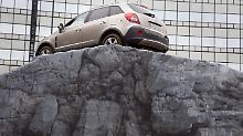 Ein Opel-Geländewagen fährt auf der IAA auf einer eigens angelegten Teststrecke über einen künstlichen Berg.