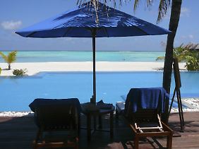 Swimmingpool am Strand eines Luxusresorts auf der Insel Olhuveli.