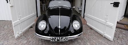 Ein VW-Käfer steht vor der Garage der Porsche-Villa in Stuttgart. Die Porsche-Villa war der Wohnsitz der Familie Porsche. Heute ist es ein Gästehaus der Porsche AG und wird zu Repräsentationszwecken genutzt.