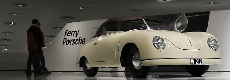 Menschen betrachten in der Sonderausstellung "100 Jahre Ferry Porsche" im Porsche Museum in Stuttgart-Zuffenhausen einen Porsche 356/2 Gmünd Cabriolet. Mit Autos, Bildern sowie persönlichen Dokumenten und Gegenständen führt das Porsche-Museum in Stuttgart durch das Leben des Autopioniers.