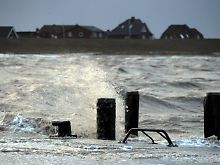 Die Wellen der Nordsee prallen an den Anleger im nordfriesischen Dagebüll.