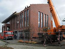 In Papenburg wird das Metalldach dieses Bürogebäudes durch "Ulli" heruntergerissen.