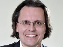 Bernhard Pörksen ist Professor für Medienwissenschaft an der Universität Tübingen. Gemeinsam mit der Medienwissenschaftlerin Hanne Detel erforscht er, wie Skandale entstehen. 
