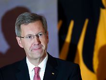 Wulff ist bei seinem ersten öffentlichen Termin noch immer angespannt.