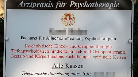 Das Schild des Therapeuten in Berlin, der durch einen Drogen-Cocktail bereits zwei Menschen vergiftet haben soll, ein dritter liegt im Koma.