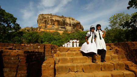 Schülerinnen vor der Felsenfestung Sigiriya.