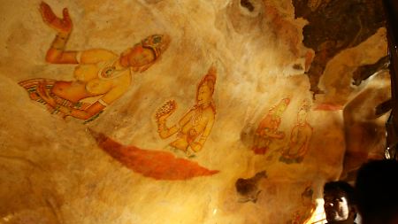 Unter einem Felsüberhang wurden Fresken meist barbusiger Frauen ("Wolkenmädchen") gemalt.